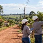 Técnicos trabalham na instalação de fibra óptica em área rural de Castilho; imagem ilustrativa